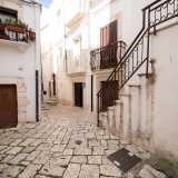 Raggiungiamo il laboratorio di Vincenzo nel centro storico di Putignano, in via Bruni 114